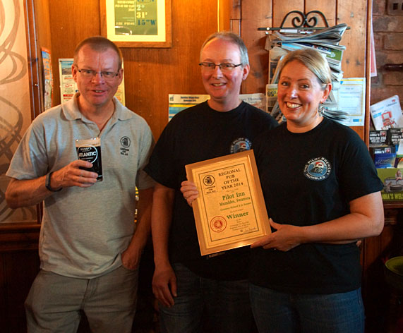 Richard and Jo after being presented with the award by Camra's regional director Ian Saunders.